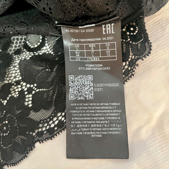 Black Lace Off the Shoulder Top ~ GUESS ~ NEW without Tags ~ SUPER DEAL - Picture 11 of 11